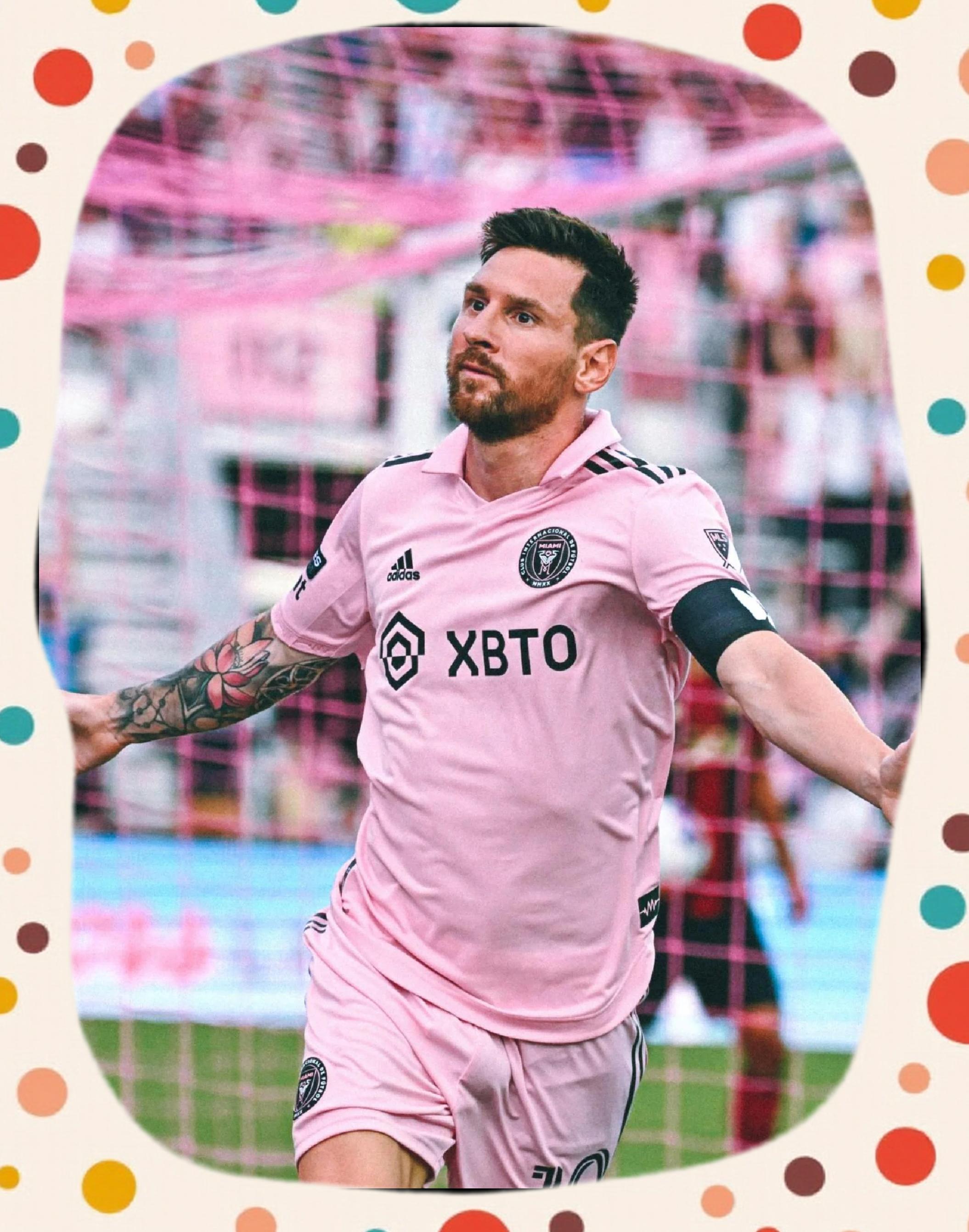 梅西回归赛场，突破纪录首场状态亮眼，篮网观众沸腾！(梅西最新消息)